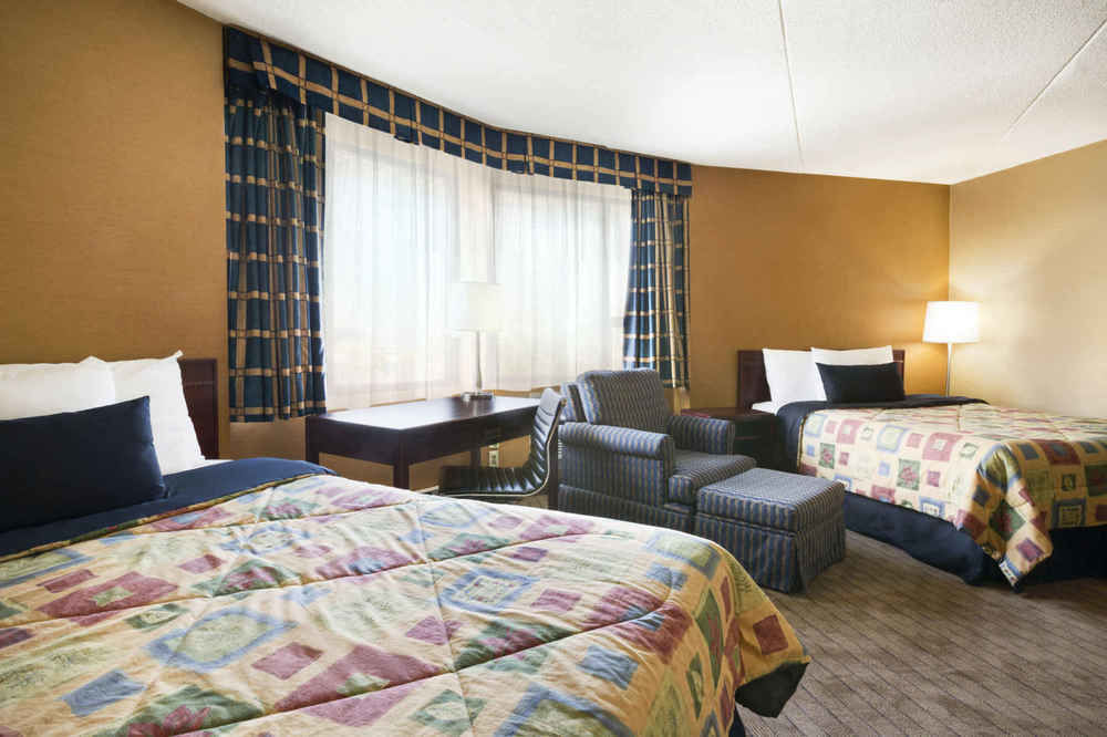 Travelodge By Wyndham Toronto East Buitenkant foto